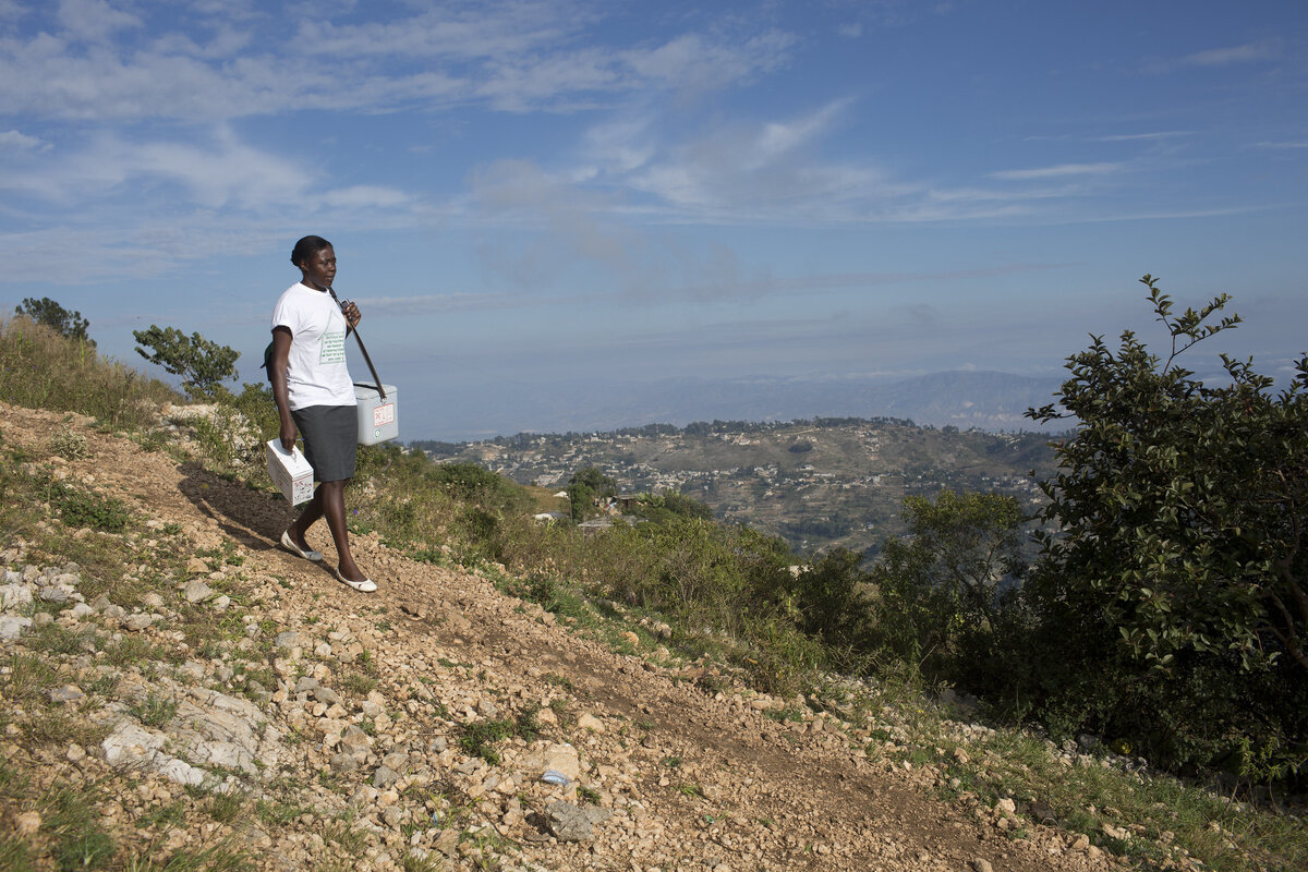 Ketcia Orilius, 37, kommunale Gesundheitshelferin in Robin, Haiti, wandert durch die Berge, macht Hausbesuche und besucht Patient:innen. Foto: David Rochkind, USAIDU/flickr.com; CC BY-NC 2.0<br>