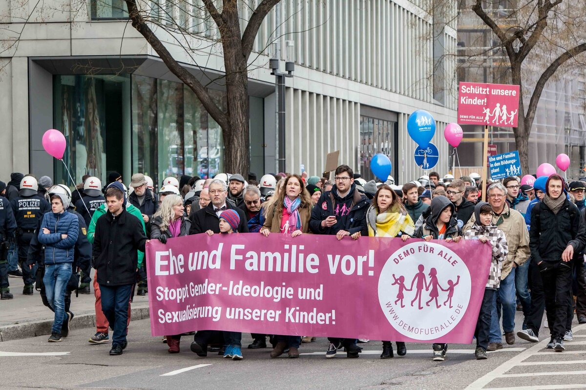 &laquo;Demo f&uuml;r alle&raquo; am 28. Februar 2016 in Stuttgart​, f&uuml;r Ehe und Familie und gegen Gender-Ideologie und Sexualisierung der Kinder Foto: &laquo;Demo f&uuml;r alle&raquo;​, flickr.com; CC BY 2.0