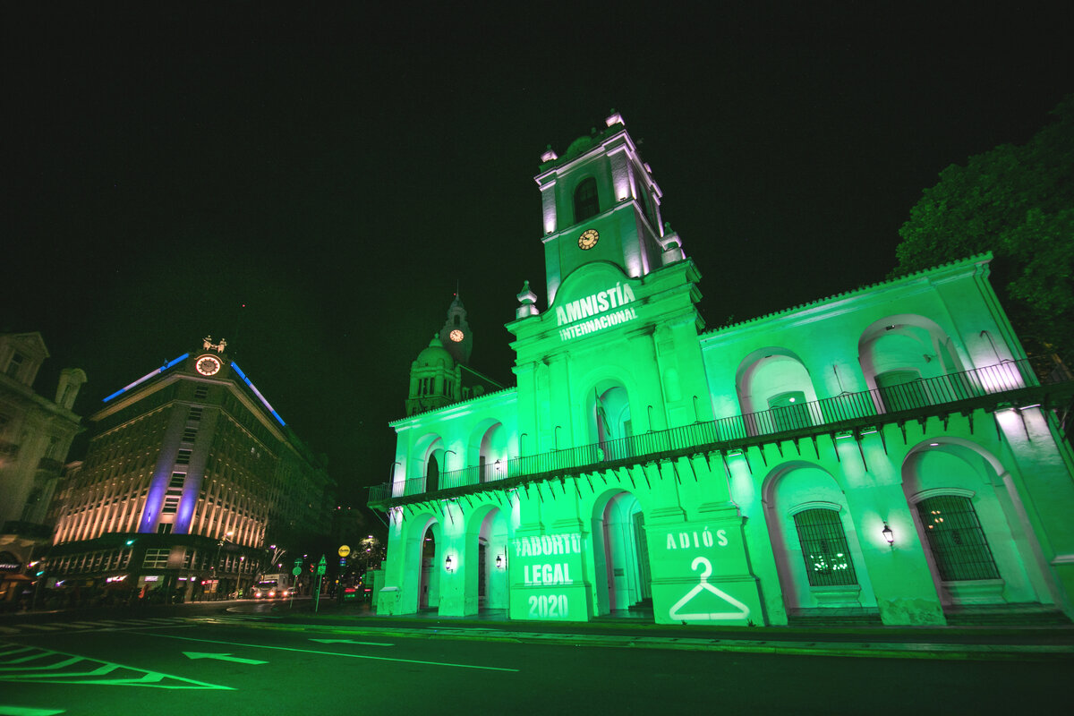 We enlightened the Cabildo, one of the most iconic buildings of the City of Buenos Aires, and the Ministry of Health to ask that the President and Congress give the green light to abortion. Photo: &copy; Amnesty International Argentina <br>