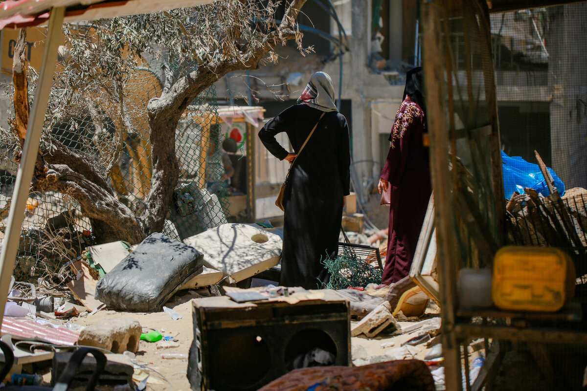 Women searching through rubbles, Gaza, 2021. Photo: &copy; Mohammed Al Reefi
