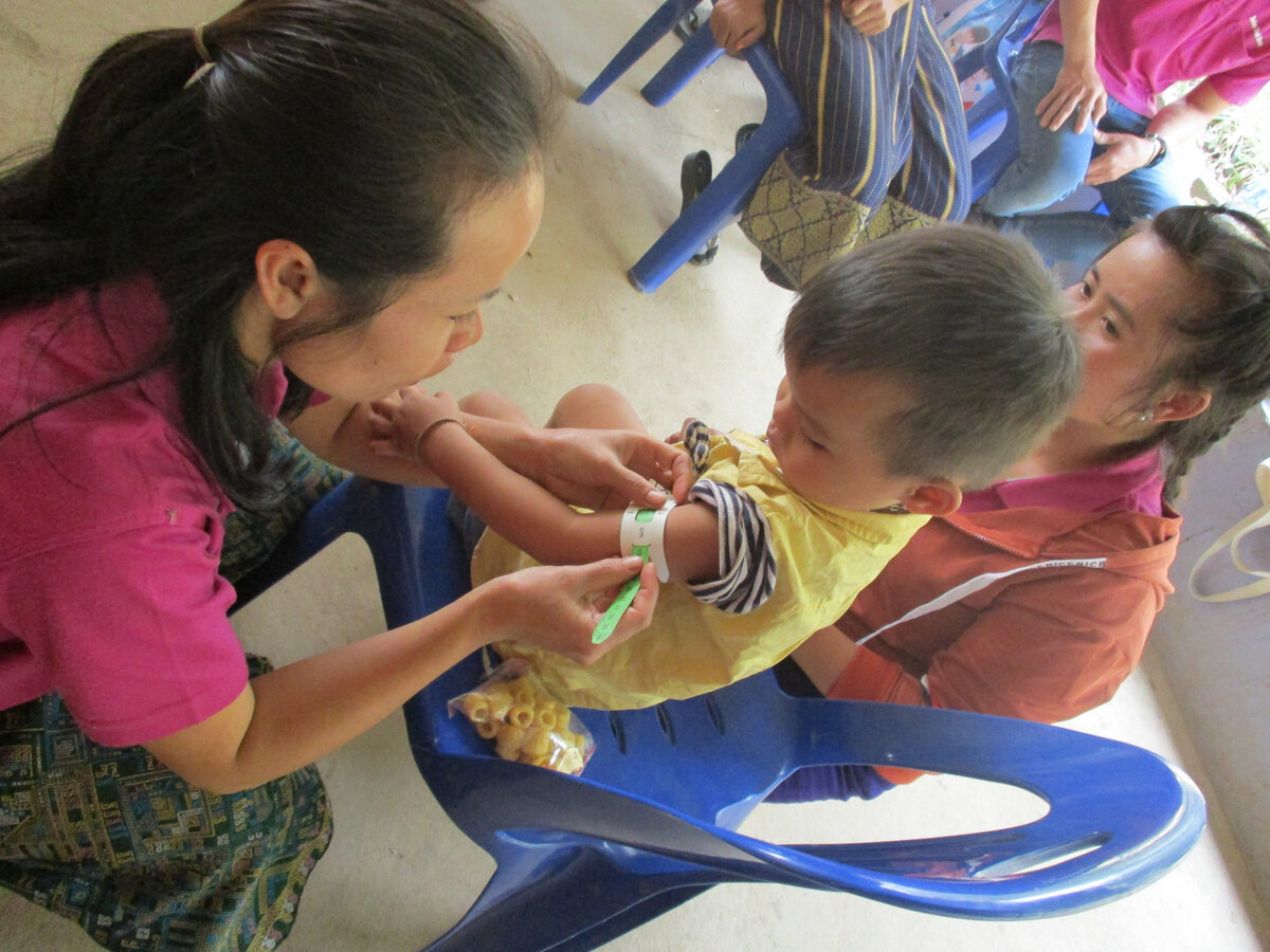 A VHV measuring the Mid-Upper-Arm-Circumference (MUAC) as a growth parameter during Health Promotion Day at Banna Health Center. Photo: &copy; Por Hachit, SRC