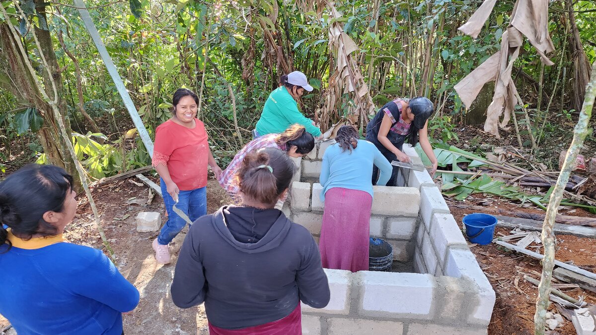 "Construisant ensemble": chantier collectif d'am&eacute;lioration de l'habitat et participation des femmes &agrave; cette t&acirc;che, culturellement attribu&eacute;e aux hommes. Photo: &copy; Madre Tierra Mexico