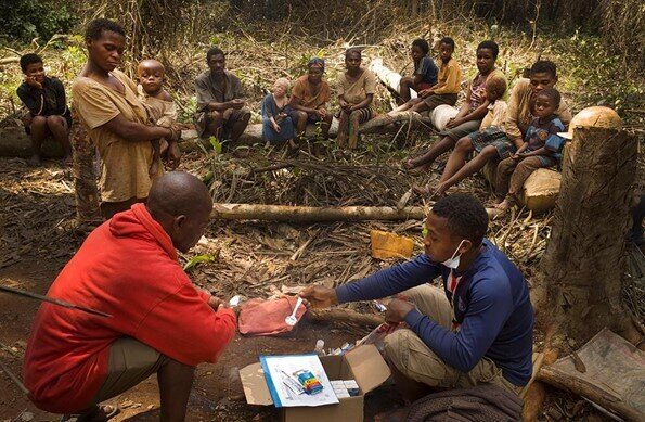 Eine Kampagne zur Behandlung mit Azithromycin in einer Siedlung. Foto: &copy; FAIRMED Kamerun - OCEAC Projekt<br>
