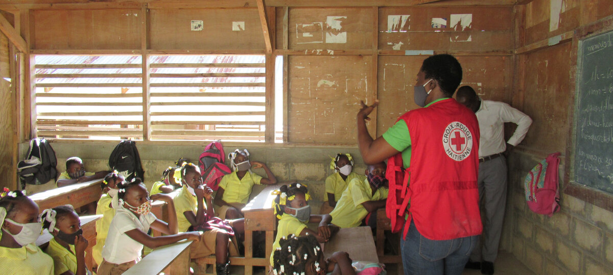 Giving health education in schools in Haiti. Photo: &copy; Swiss Red Cross<br>