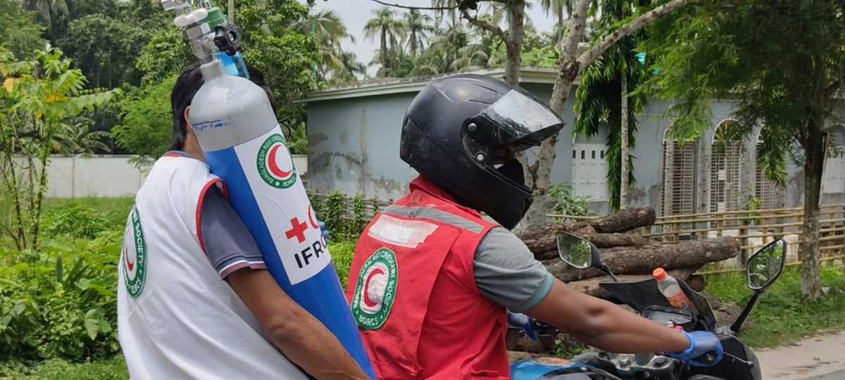Life-saving oxygen is transported by volunteers of the Bangladesh Red Crescent Society to rural health centers. Photo: &copy; Swiss Red Cross<br>
