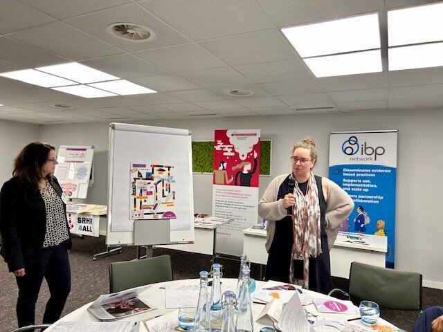 Presentation of a poster, Andr&eacute;a Rajman (MMS) and Enrica Duncan (Director at Mapa do Acolhimento Brasil). Photo: &copy; WHO/IBP Network, Share-Net International, Core Group&nbsp;