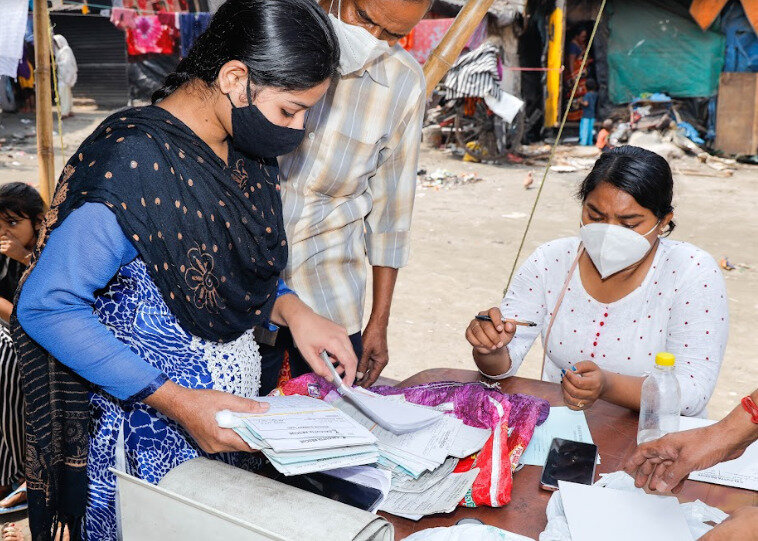 CHWs sensitising patients during CR street medicine program. Photo: &copy; Calcutta Rescue<br>