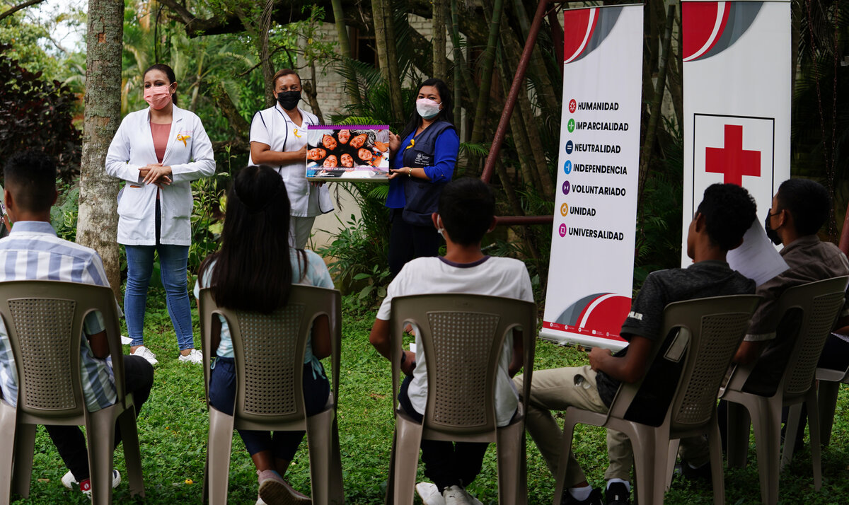 Fair to promote healthy lifestyles and prevent teenage pregnancies. Photo: &copy; Salvadorean Red Cross <br>