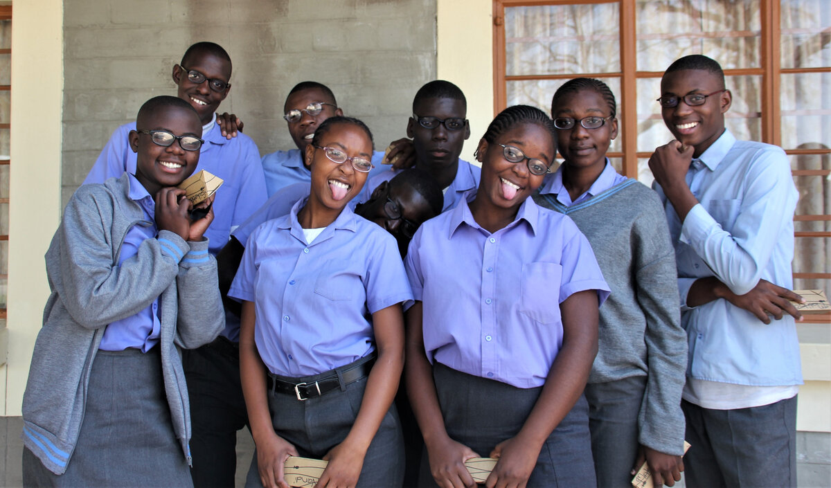 Sch&uuml;lerinnen und Sch&uuml;ler der Sanjo Secondary School mit ihren neuen Brillen. Foto: &copy; Regula K&auml;ser