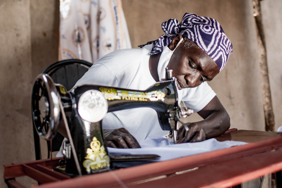 Joline sewing garnements to sell. Photo: &copy; Ruedi L&uuml;thy Foundation/ Mkhululi Thobela<br>