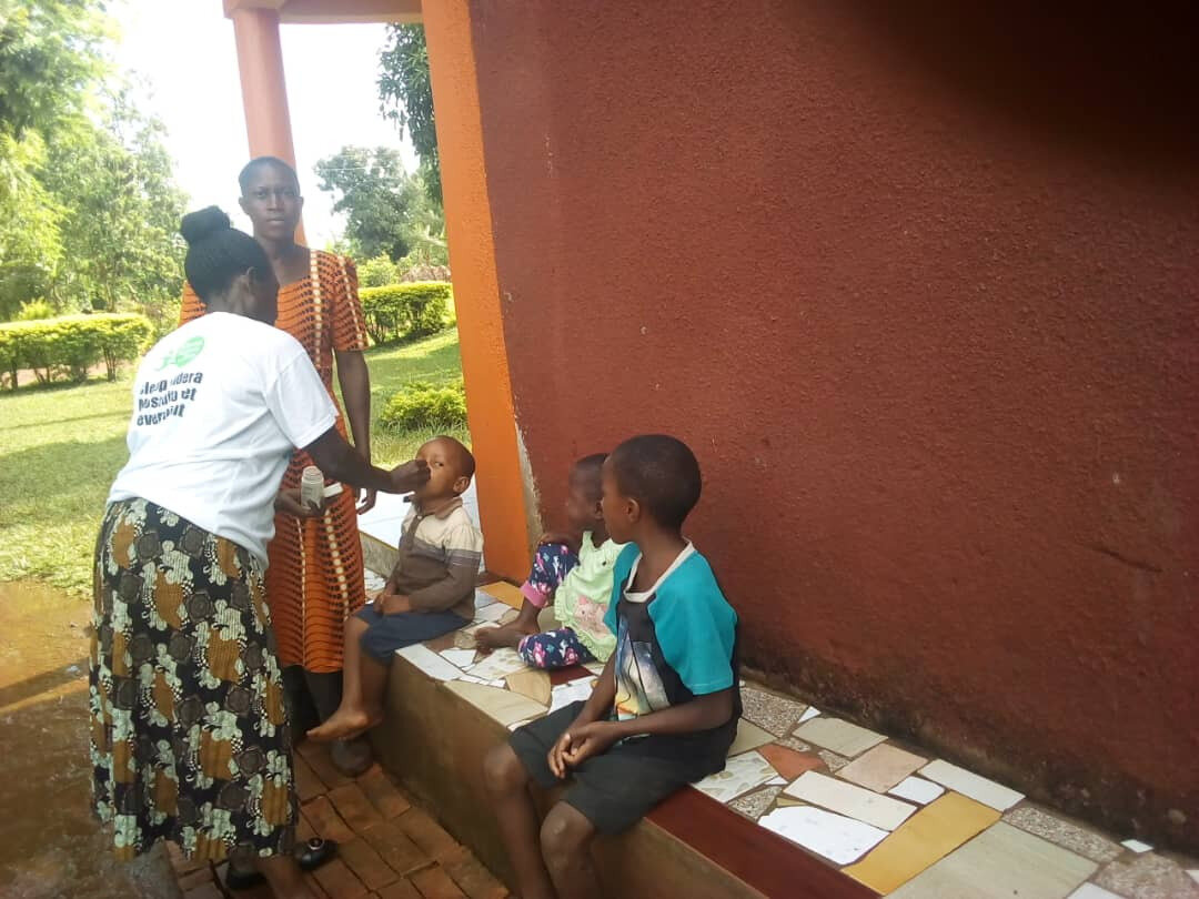 A community health worker administering vaccines at a child in busana sub-County, Kayunga District, Uganda. Photo: &copy; Joshua Kisawuzi<br>