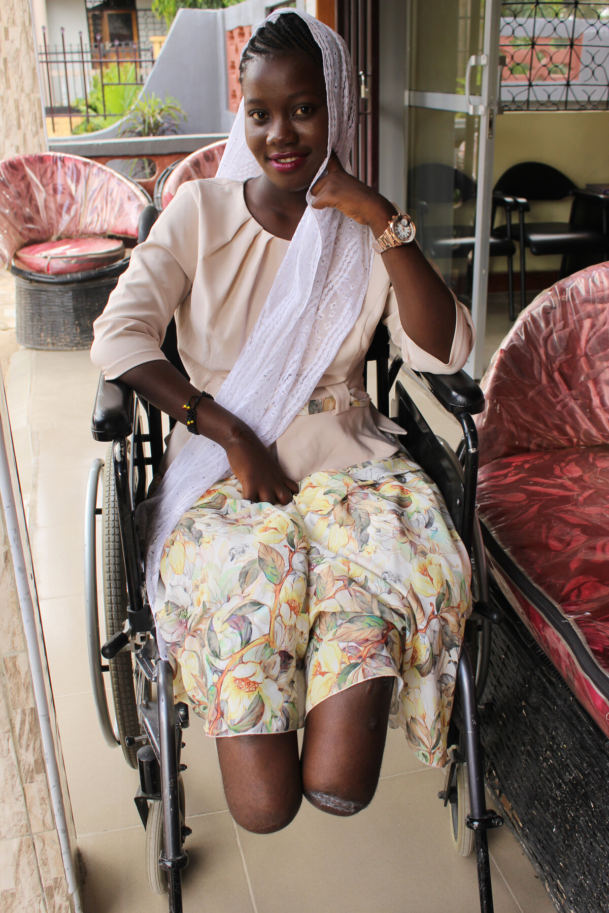 Asia, 20 ans, de Mwanza, Tanzanie : amput&eacute;e bilat&eacute;rale sans 9 doigts, elle a commenc&eacute; &agrave; travailler dans un projet SwissLimbs pour motiver d'autres personnes handicap&eacute;es &agrave; reprendre espoir. Photo : &copy; SwissLimbs