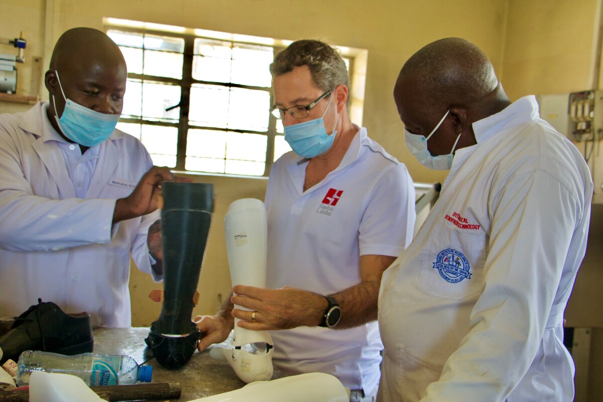 R&eacute;alisation d'une proth&egrave;se en Ouganda lors d'une mission de formation de SwissLimbs. Photo : &copy; SwissLimbs