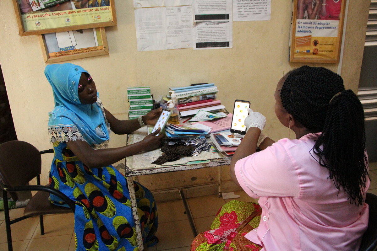 Trained birth attendant counselling a pregnant woman on &ldquo;Mon b&eacute;b&eacute; et moi&rdquo; app at the maternity of Mongnaba, Burkina Faso. Photo: &copy; OUEDRAOGO B. Emmanuel<br>