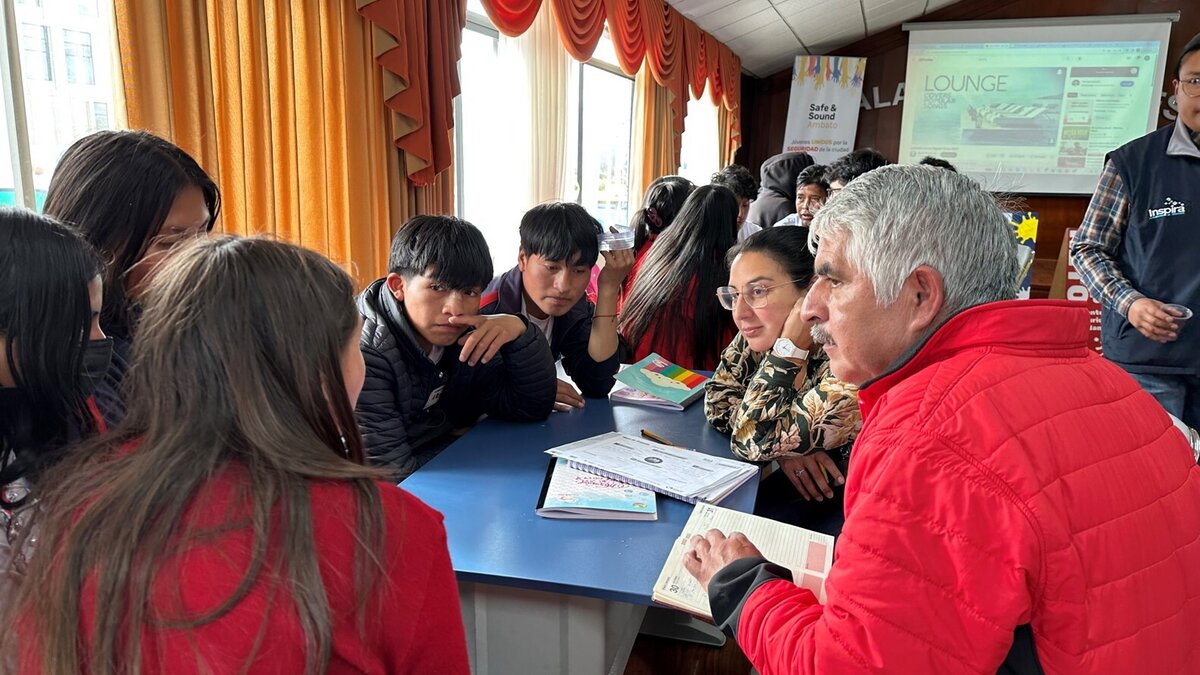 Mentoring sessions in Ambato (2023), featuring young hackathon participants and mentor. Photo: &copy; Huasipichanga S.A.S.