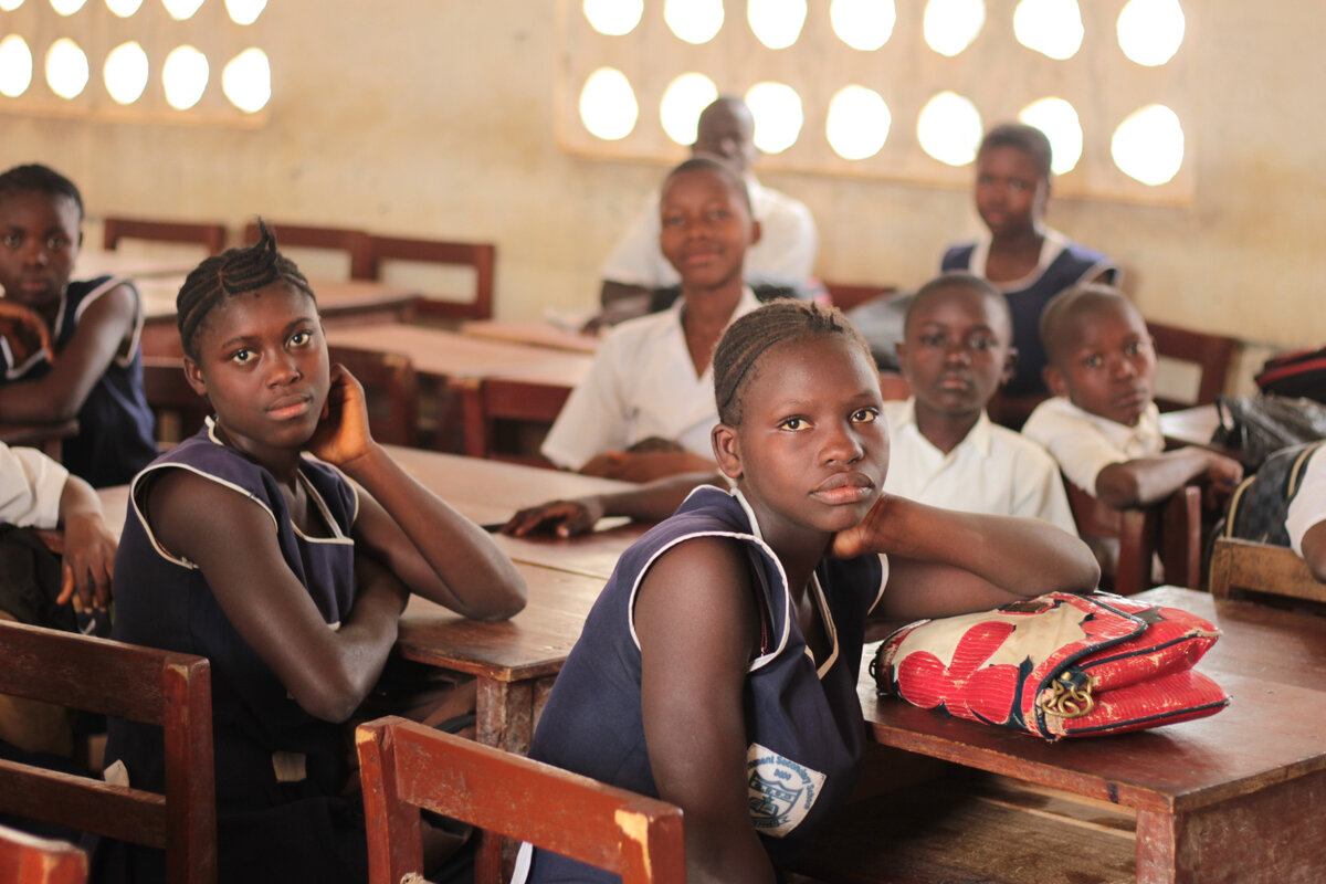 Enfants dans un groupe de travail dans le cadre du projet GEC -T (Girls' Education Challenge - Transition) dans le village de Dodo. Objectif du projet : permettre aux filles et aux enfants handicap&eacute;s marginalis&eacute;s de plusieurs districts de la Sierra Leone d'atteindre leur potentiel d'apprentissage et de passer &agrave; l'&eacute;cole primaire, puis au coll&egrave;ge et au-del&agrave;. Photo: &copy; J. Mc Geown/HI