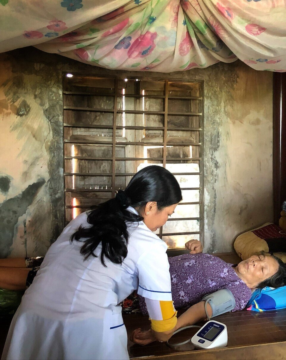 Einmal pro Woche k&uuml;mmert sich die freiwillige Gesundheitspromotorin Phoung Nguyen um die 79-jährige Nguyen Thi Theo. &laquo;Ich k&uuml;mmere mich wirklich gerne um sie. Das ist f&uuml;r mich ein bisschen so, als ob ich meine Mutter pflegen w&uuml;rde. Ich sp&uuml;re, es tut ihr gut &ndash; und das tut auch mir gut.&raquo; Foto: &copy;  Anjuska Weil&nbsp;