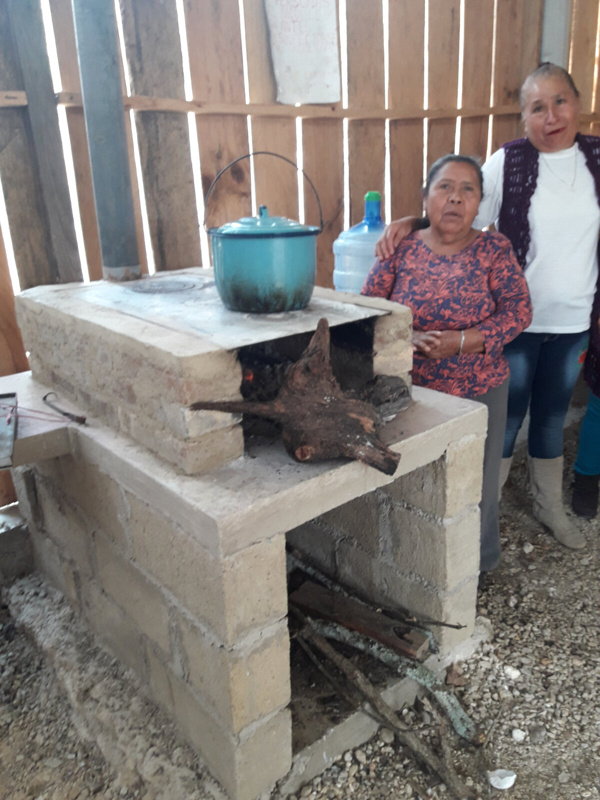 Un four ferm&eacute; pour &eacute;viter les risques de maladies pulmonaires dues aux fum&eacute;es passives des feux ouverts encore si r&eacute;pandus au Chiapas: c'est bon pour la sant&eacute; et utilise moins de bois! Photo : &copy; Madre Tierra Mexico<br>
