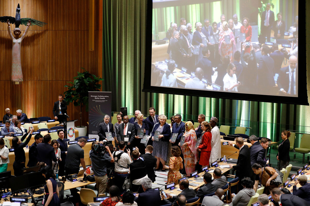 Szene vom Launch des "Globalen Aktionsplans f&uuml;r ein gesundes Leben und Wohlbefinden f&uuml;r alle: St&auml;rkung der Zusammenarbeit zwischen multilateralen Organisationen zur Beschleunigung der Fortschritte der L&auml;nder bei den gesundheitsbezogenen Zielen f&uuml;r nachhaltige Entwicklung". Foto: UN Women/flickr.com; CC BY-NC-ND 2.0 Deed&nbsp;