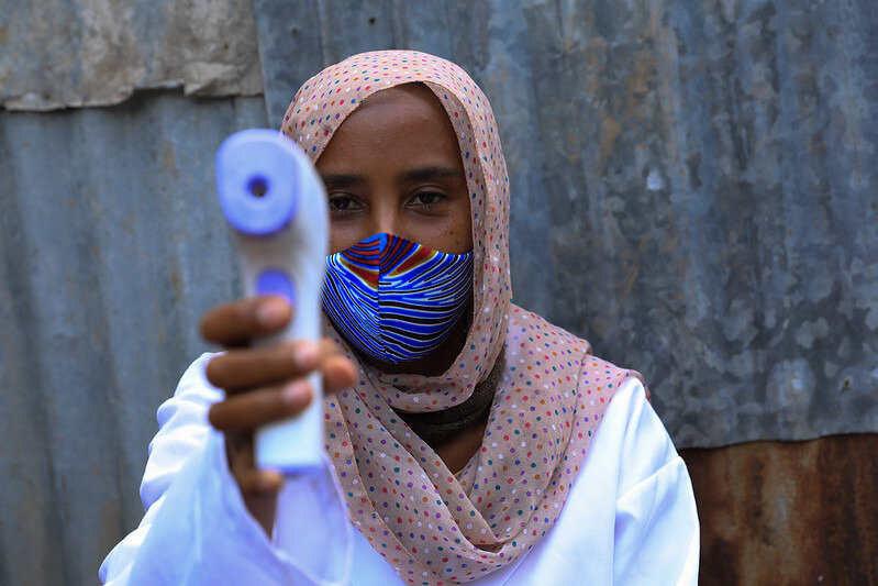 Mekedes Tesfaye, 32, eine kommunale Gesundheitsberaterin, mit 8 Jahren Erfahrung, sch&auml;rft derzeit in verschiedenen Teilen von Addis Abeba das Bewusstsein f&uuml;r das Thema COVID-19. Foto: UNICEFEthiopi/2020/NahomTesfaye/flickr.com; CC BY-NC-ND 2.0