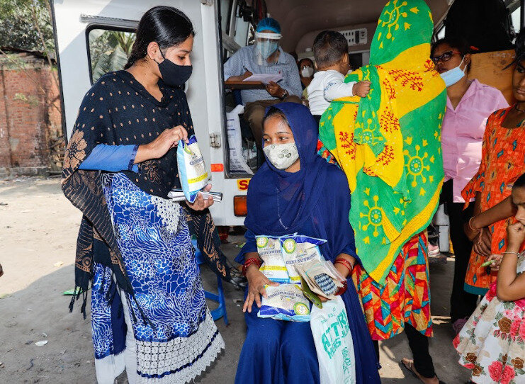 CHWs sensitising patients during CR street medicine program. Photo: &copy; Calcutta Rescue