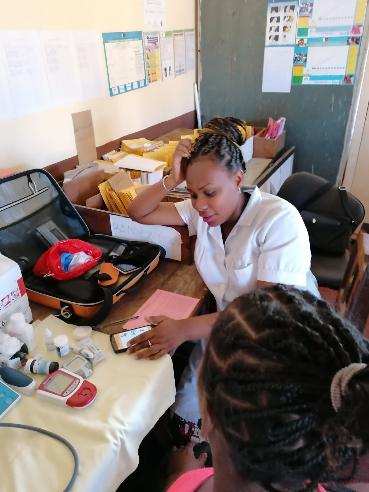 Une sage-femme lors de sa consultation avec une femme enceinte au centre hospitalier d&rsquo;Ambanja &agrave; Madagascar. Photo : &copy; CHRD d&rsquo;Ambanja<br>