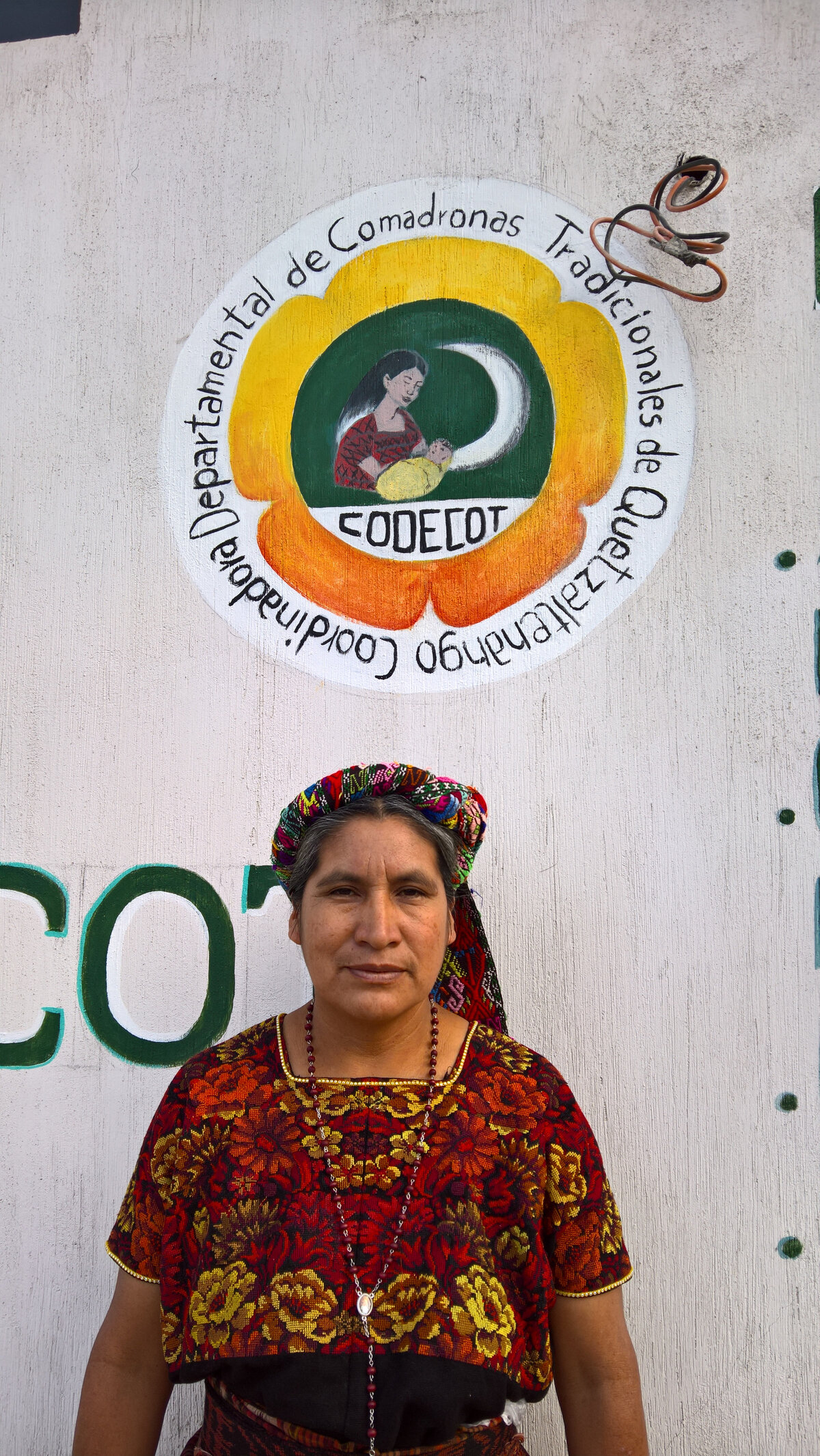 Un membre de l'&eacute;quipe du projet devant le bureau de CODECOT, Quetzaltenango, 2016. Photo: &copy; B&eacute;atrice Junod