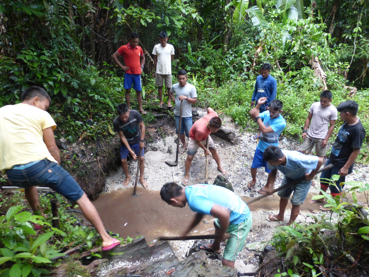 Revitalisation d'une source par les Agents Indig&egrave;nes d'assainissement. Photo: &copy; Secoya, 2019