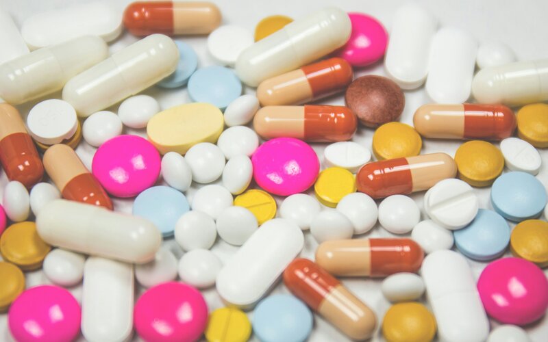 Ideologie statt evidenzbasierter Gesundheitspolitik – und die Pharmaindustrie investiert trotzdem