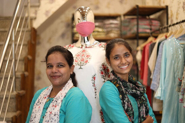 Rani et Asha devant leurs cr&eacute;ations, dans leur magasin. Photo: &copy; Aide et Action <br>