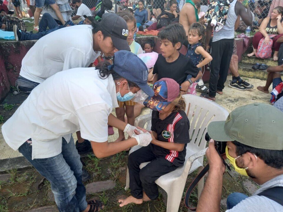 "Solidarit&eacute; avec les caravanes de migrantEs": Promotrices de sant&eacute; apportant des soins aux migrantEs. Photo: &copy; Madre Tierra Mexico