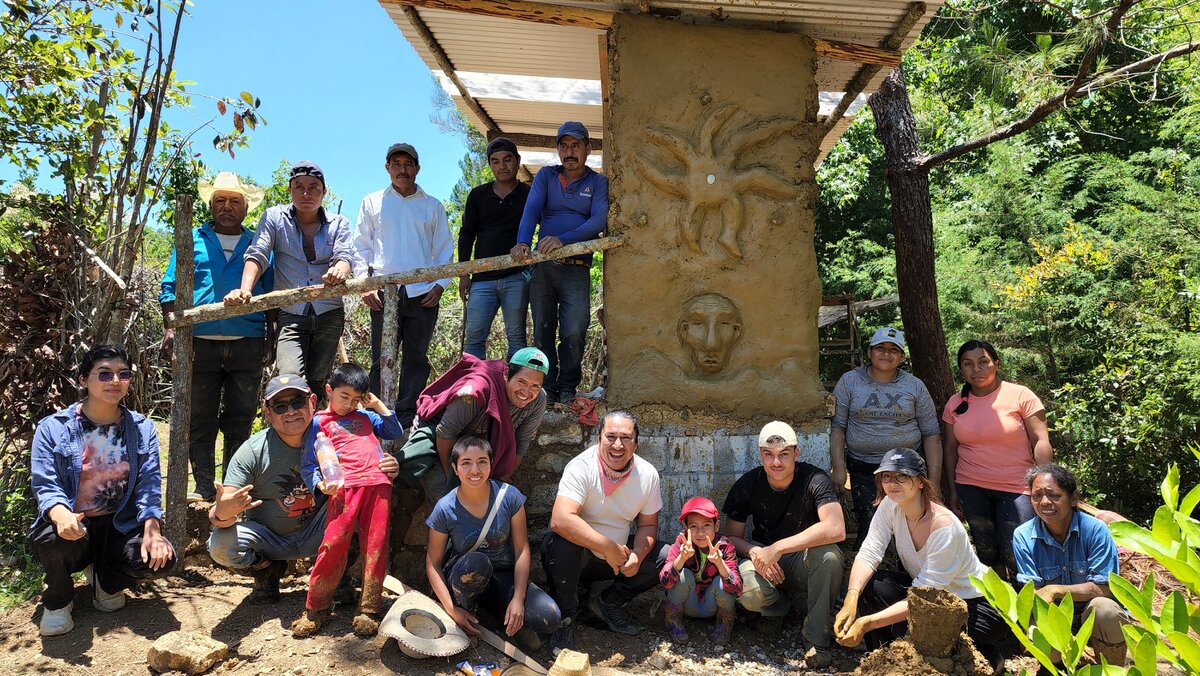 Finalisation de la construction d'une toilette s&egrave;che en utilisant des mat&eacute;riaux &eacute;cologiques de la r&eacute;gion. Photo: &copy; Madre Tierra Mexico