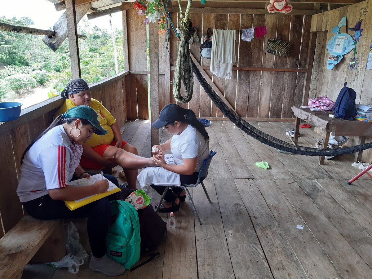 Visite d&rsquo;une th&eacute;rapeute &agrave; une patiente victime de cancer en Amazonie &eacute;quatorienne, mars 2022. Photo: &copy; CSSR