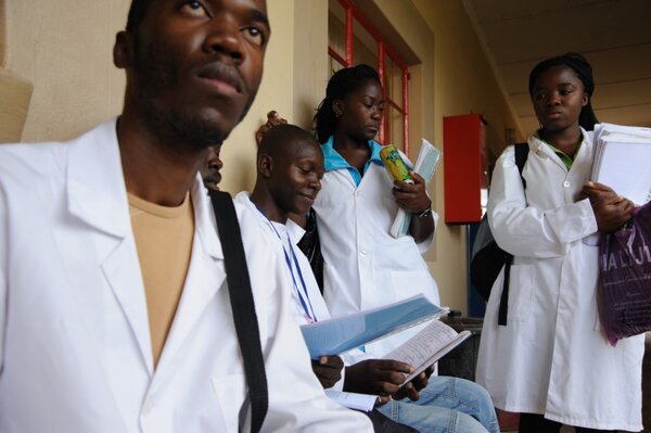 Ne pas pallier à la pénurie de personnel de santé sur le dos des plus démunis