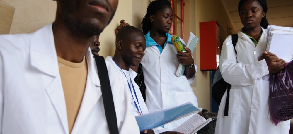 Ne pas pallier à la pénurie de personnel de santé sur le dos des plus démunis