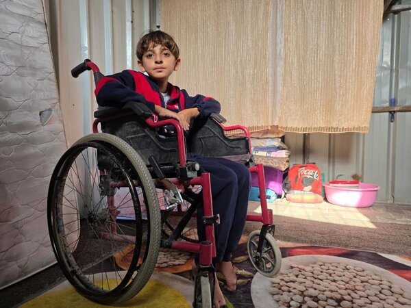 Enfant en situation de handicap à Gaza : La vie de Basheer bouleversée par les bombes.
