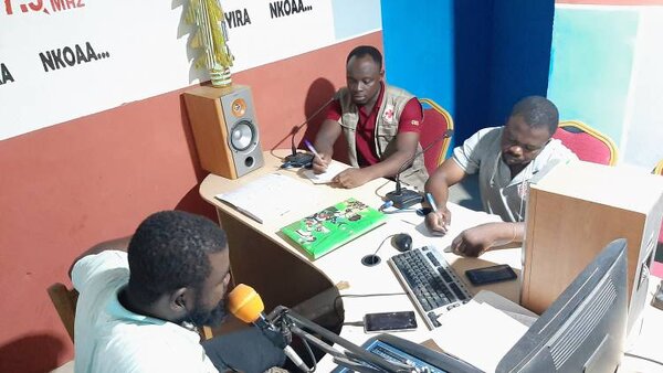 Emissions radio et permanences téléphoniques pour dissiper les rumeurs liées au coronavirus