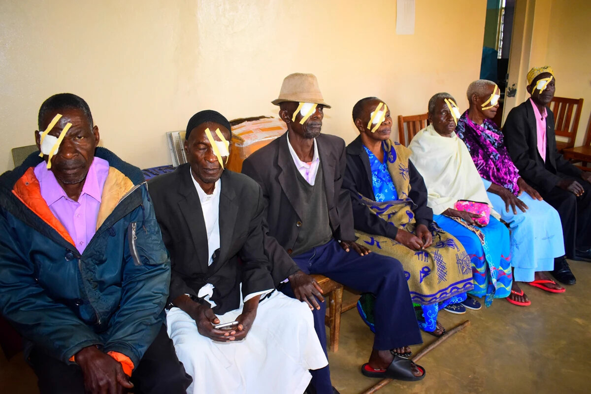 Gesundheitsf&uuml;rsorge und Zugang zu gemeindenahen Gesundheitsdiensten. Um sicherzustellen, dass &auml;ltere Menschen sich unterst&uuml;tzt und verbunden f&uuml;hlen, erleichtert Kwa Wazee den Zugang zu Gesundheitsdiensten wie Augenuntersuchungen, Kataraktoperationen und grundlegenden medizinischen Check-ups. Diese Leistungen beugen der k&ouml;rperlichen Schw&auml;chung vor, die oft zur Vereinsamung beitr&auml;gt. Dar&uuml;ber hinaus tragen regelm&auml;ssige Gesundheitskontakte dazu bei, dass &auml;ltere Menschen mit der Gemeinschaft verbunden bleiben und sich wertgesch&auml;tzt f&uuml;hlen. Foto: &copy; Edimund Revelian, Kwa Wazee