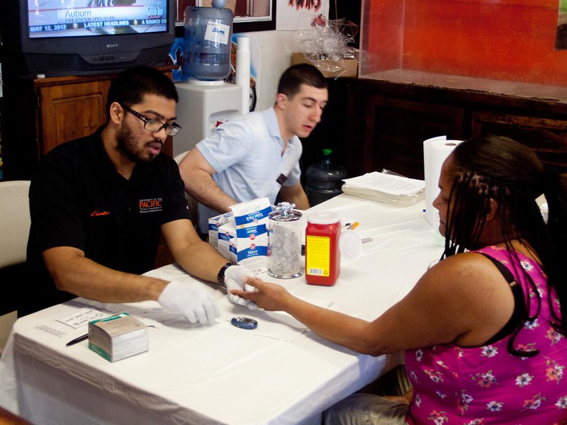 Studenten der Thomas J. Long School of Pharmacy and Health Sciences boten kostenlose Blutuntersuchungen und Blutzuckertests f&uuml;r Kund*innen in drei Friseursalons in Stockton, Kalifornien, an. Foto: Patrick Giblin/flickr, CC BY-NC 2.0<br>