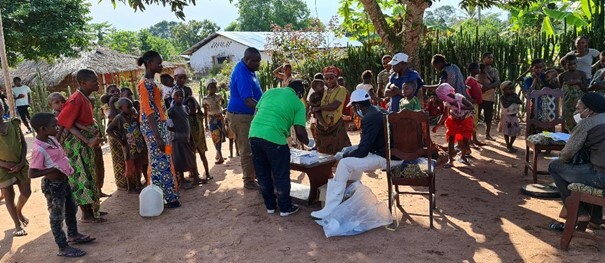 Eine Gesundheitskampagne in der Gemeinde eines indigenen Volkes in Mindjoukou im Kongo. Foto: &copy; FAIRMED Kamerun - OCEAC Projekt<br>