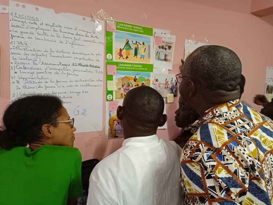 Discussing pictures at the partner meeting on &ldquo;communication sensible &agrave; la discrimination&rdquo; in Lom&eacute;, 2022. Photo: &copy; Bibiane Yoda, Country Representative, Burkina Faso, IAMANEH Schweiz<br>