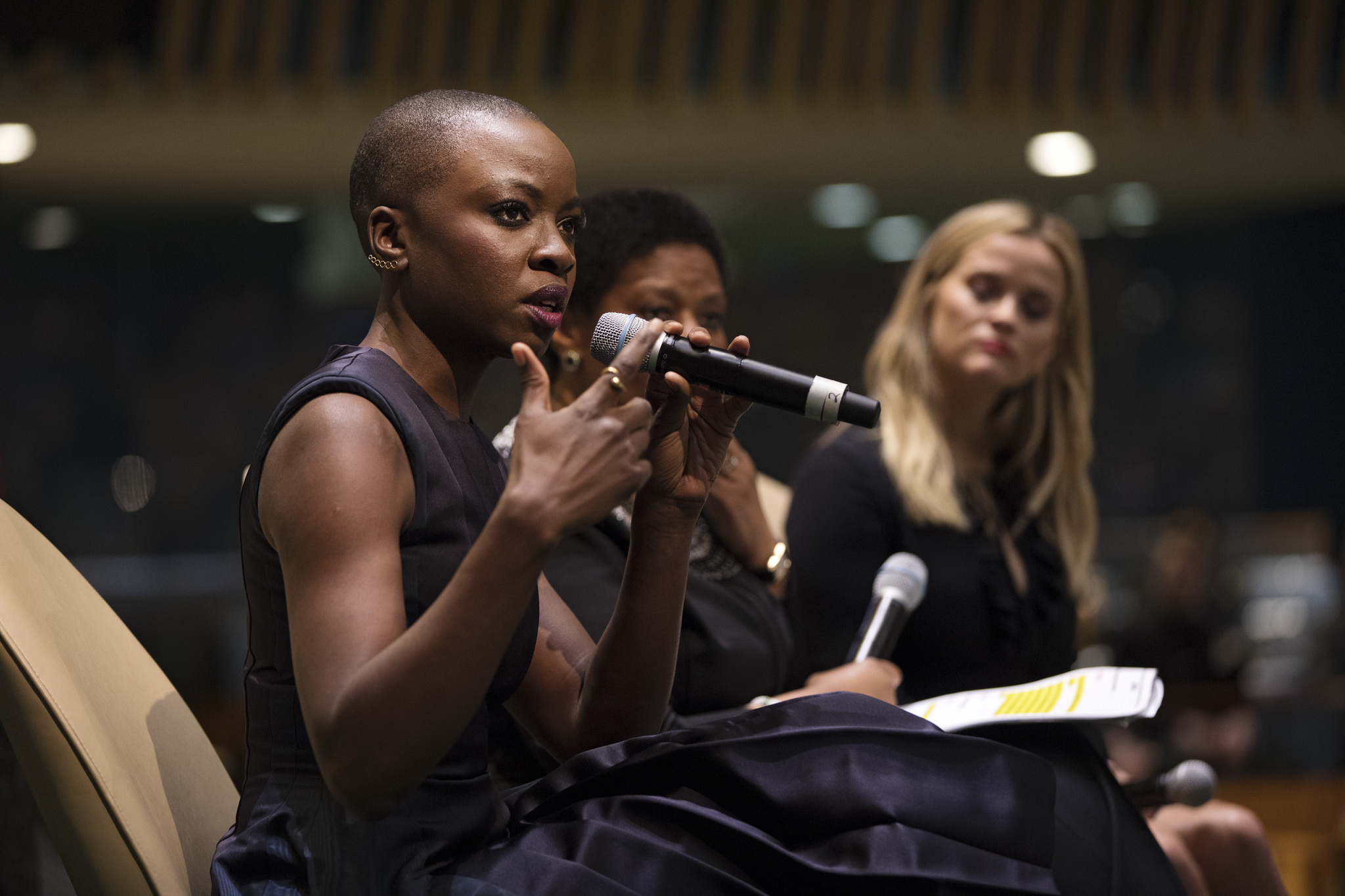 Frauen machen die Arbeit, Männer geben das Kommando