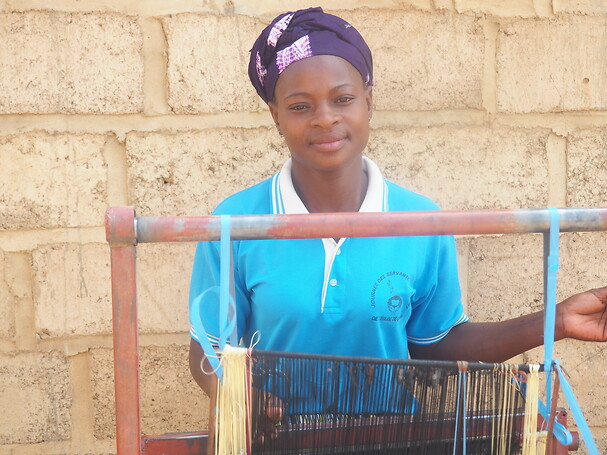 Viviane, jeune m&egrave;re de 33 ans et tisserande. Photo: &copy; Dramane Sessouma<br>