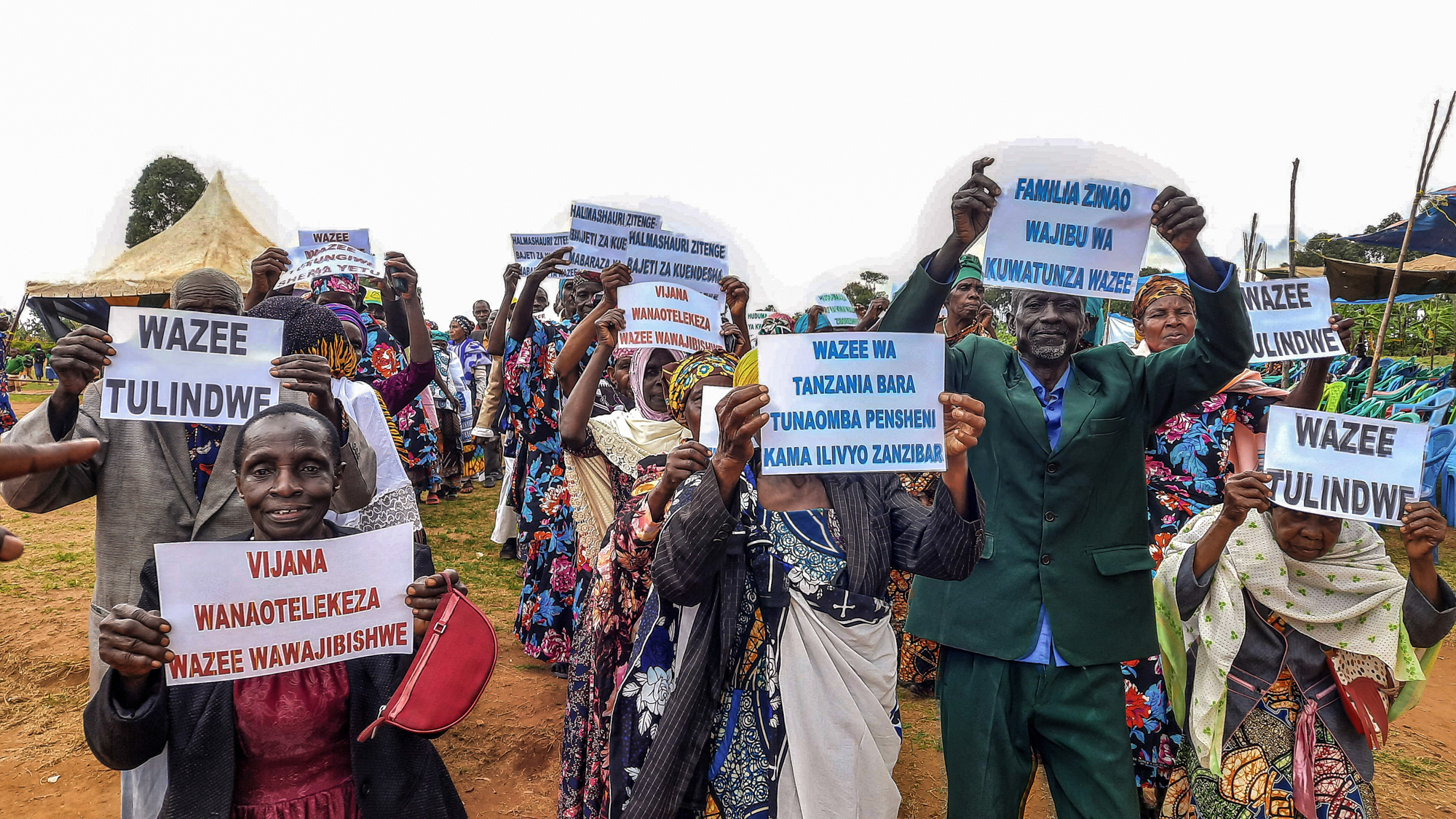 Aufkl&auml;rung in der Gemeinde zur Bek&auml;mpfung von Altersdiskriminierung und Stigmatisierung. Kwa Wazee spielt eine wichtige Rolle bei der Aufkl&auml;rung der Bev&ouml;lkerung, insbesondere bei der Entstigmatisierung des Alterns und der Bek&auml;mpfung sch&auml;dlicher Stereotypen. In vielen Regionen werden &auml;ltere Menschen, insbesondere Frauen, aufgrund von Hexereivorw&uuml;rfen oder kulturellen Vorurteilen sozial ausgegrenzt. Kwa Wazee f&uuml;hrt Workshops durch, um die Gemeinden &uuml;ber den Klimawandel aufzukl&auml;ren und dem Glauben entgegenzuwirken, dass &auml;ltere Menschen f&uuml;r Naturkatastrophen verantwortlich sind. Durch die Aufkl&auml;rung &uuml;ber Umweltwissenschaften und die F&ouml;rderung der Solidarit&auml;t zwischen den Generationen sollen Aberglauben abgebaut werden, die zur Misshandlung und sozialen Isolation &auml;lterer Menschen beitragen. Foto: &copy; Edimund Revelian, Kwa Wazee