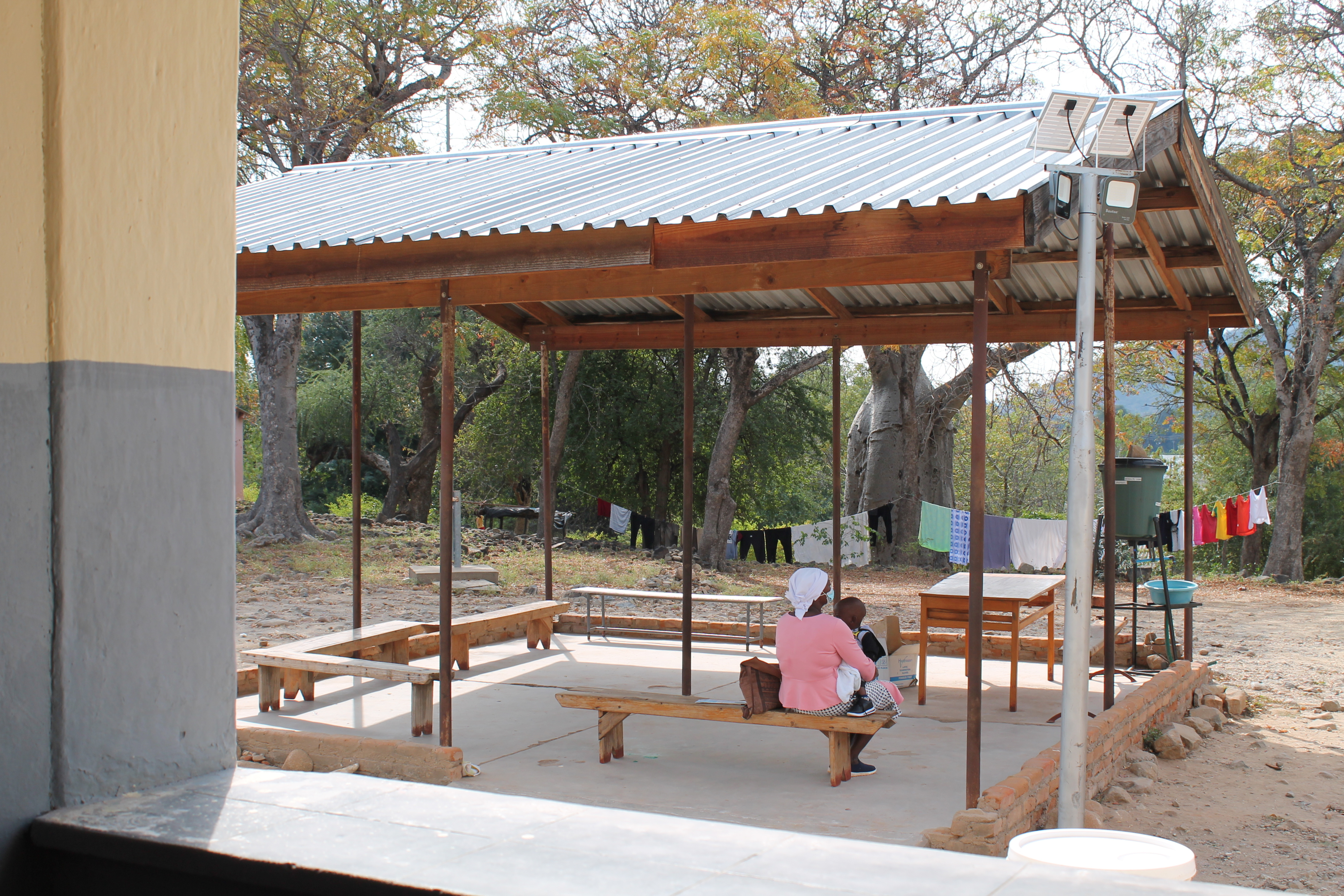 A woman and her child waiting at Nyanyadzi health center. Photo: &copy; Ma&euml;lle Redois