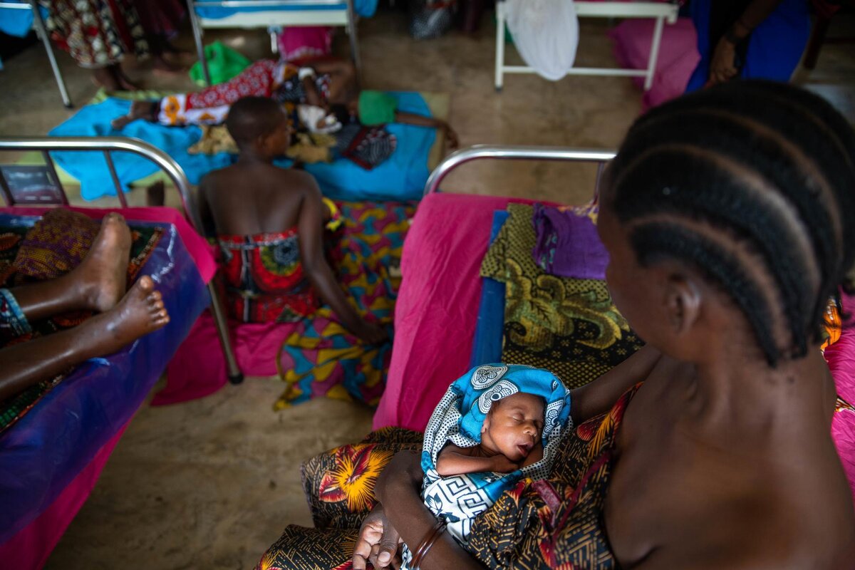 L&rsquo;enfant de Scholastica Fukla est venu au monde pr&eacute;matur&eacute;ment avec un poids de 1,6 kilo. Le plus jeune de quatre enfants a pass&eacute; neuf jours dans l&rsquo;unit&eacute; pour pr&eacute;matur&eacute;s de l&rsquo;h&ocirc;pital de Lugala. Photo: Roshni Lodhia/SolidarMed/Fairpicture.