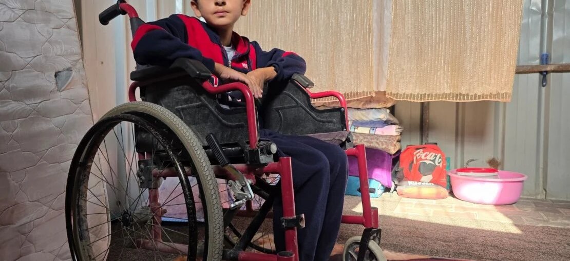 Enfant en situation de handicap à Gaza : La vie de Basheer bouleversée par les bombes.