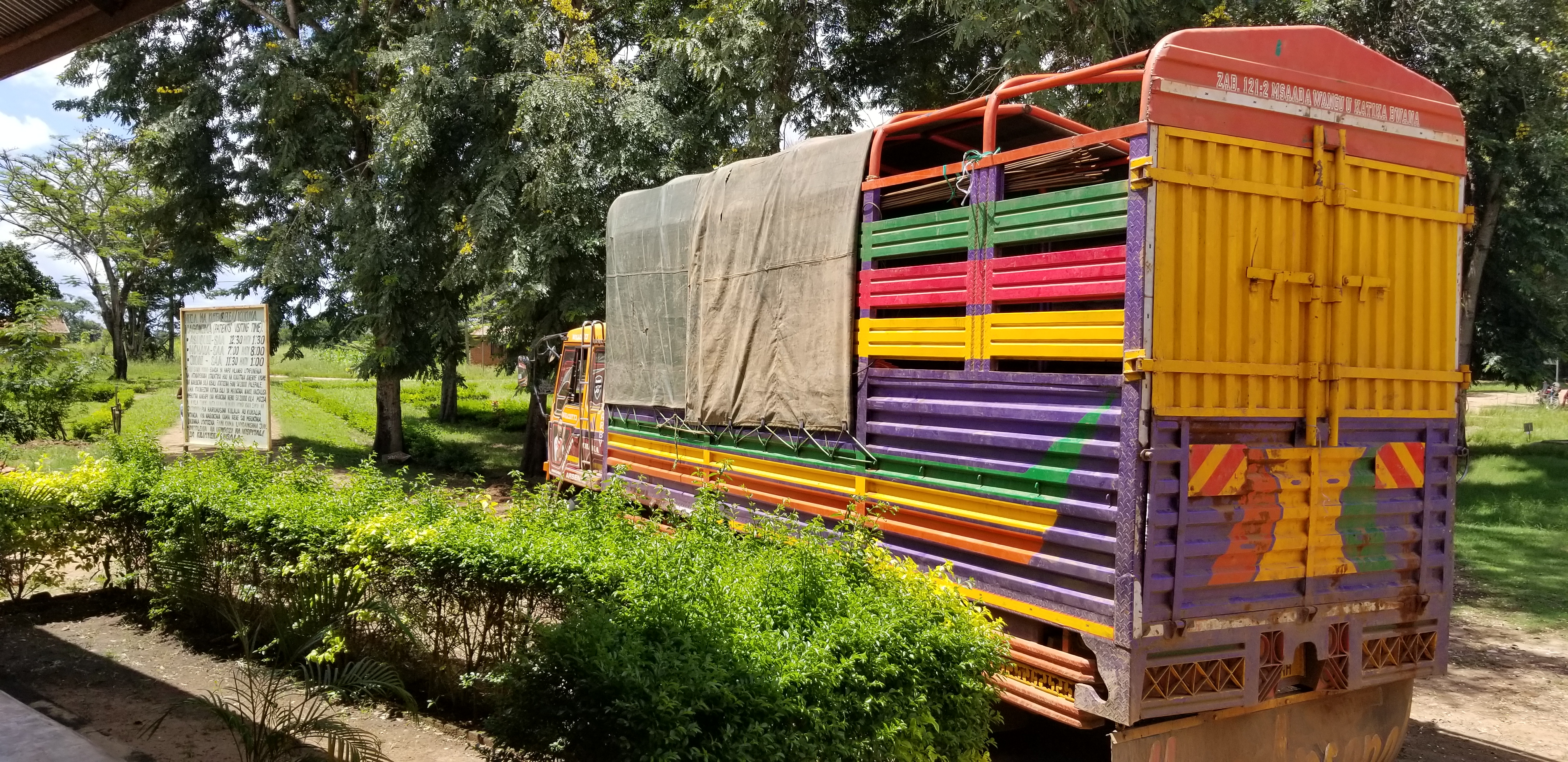 Le camion color&eacute; qui transporte les m&eacute;dicaments Photo: &copy; PSF Suisse