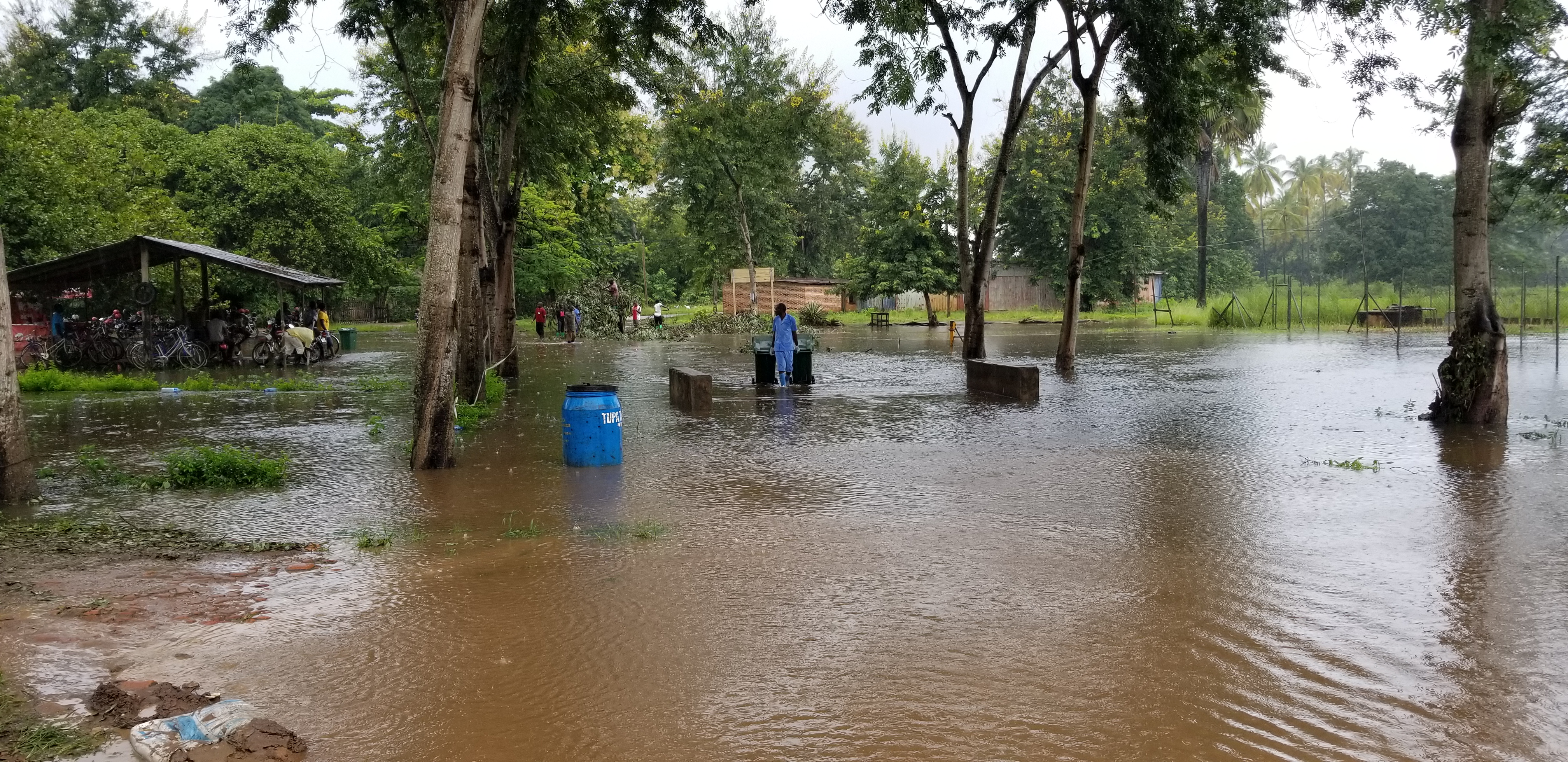 Entr&eacute;e de l&rsquo;h&ocirc;pital pendant la saison des pluies et difficult&eacute;s d&rsquo;acc&egrave;s aux soins pour les patients. Photo: &copy; PSF Suisse