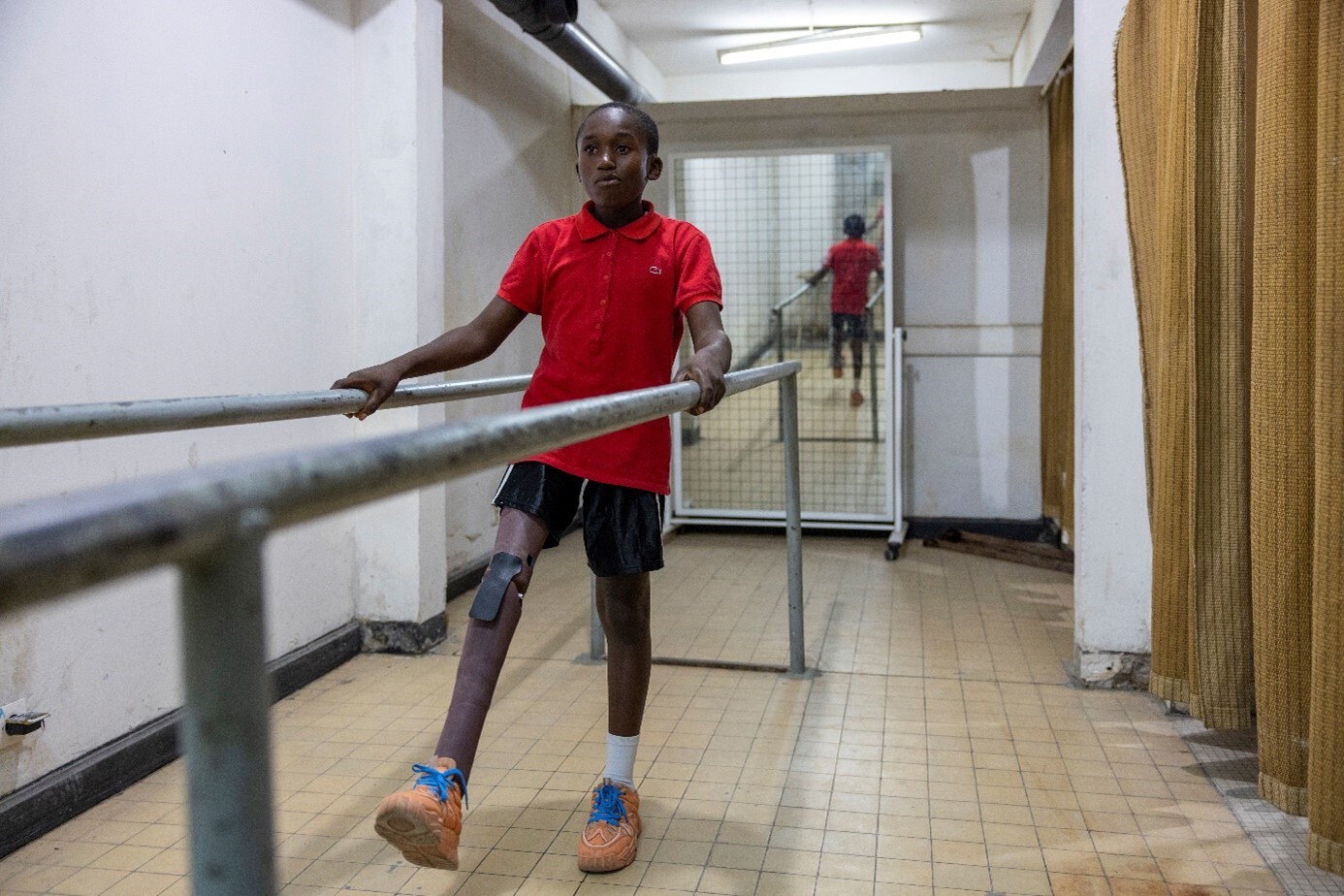 Dieudonn&eacute; a 12 ans et vit &agrave; Kinshasa. Suite &agrave; un incendie alors qu&rsquo;il n&rsquo;avait que 3 mois, il a d&ucirc; &ecirc;tre amput&eacute; de la jambe droite. En 2022, gr&acirc;ce au soutien de HI, Dieudonn&eacute; a obtenu une proth&egrave;se et b&eacute;n&eacute;ficie actuellement de s&eacute;ances de r&eacute;adaptation aux Cliniques Universitaires de Kinshasa. Il peut maintenant se tenir debout sans difficult&eacute;s et apprend &agrave; marcher sans l&rsquo;aide de ses b&eacute;quilles. Photo: &copy; T. Freteur / HI<br>